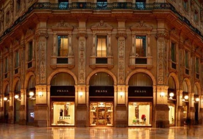 Prada 米兰长廊地标性精品店租约终于续签，年租金220万欧元是原来的四倍！